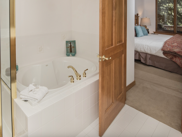 Arrowhead Residence in an Exclusive Community Sleeps 7